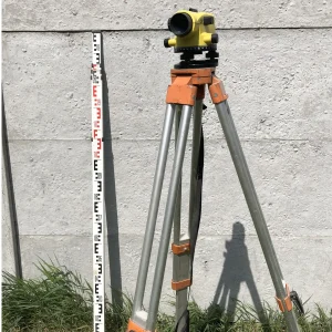 Nivelačný prístroj Leica Runner 24 s 5 m latou pripravený na prenájom