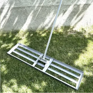 XL nivelačné hrable na prenájom na zarovnanie terénu a pieskovanie trávnika