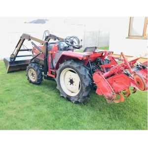 Malotraktor Mitsubishi MT22 s rotavátorom a prednou lyžicou pripravený na práce v Hurbanovej Vsi